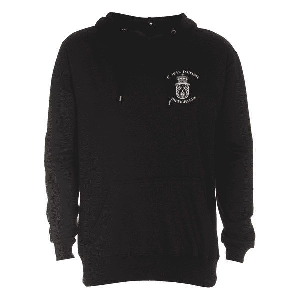 Sort hættetrøje med kængurulomme og et lille hvidt "Royal Danish Firefighters"-emblem på venstre bryst.